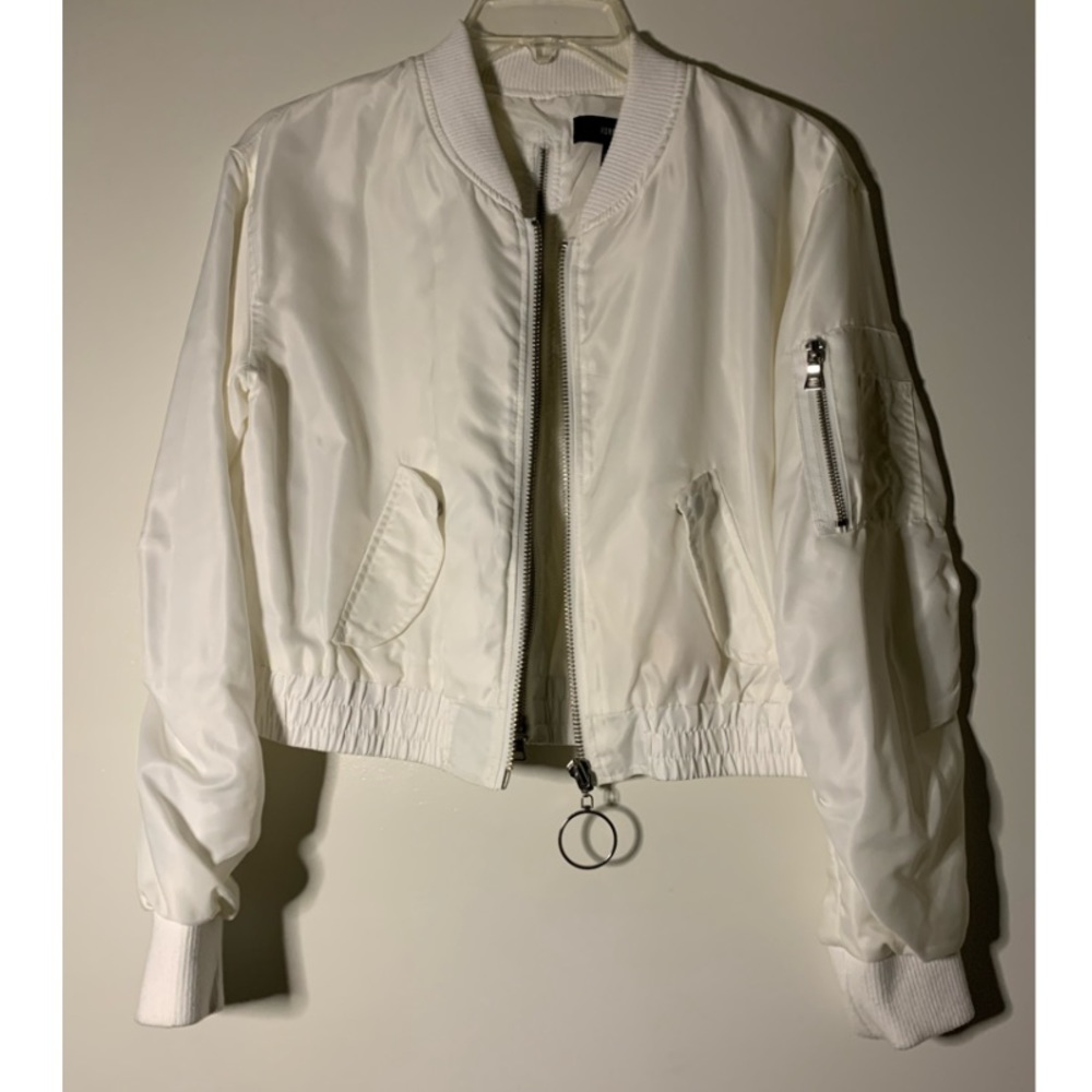 Forever 21 Long Sleeve Ring Zip Jacket 
S
white, silver
NWOT